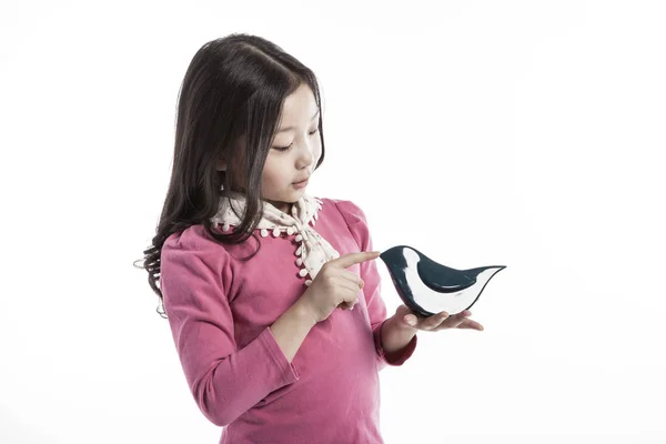 Una Chica Sosteniendo Pájaro Cerámica Usando Una Blusa Rosa — Foto de Stock