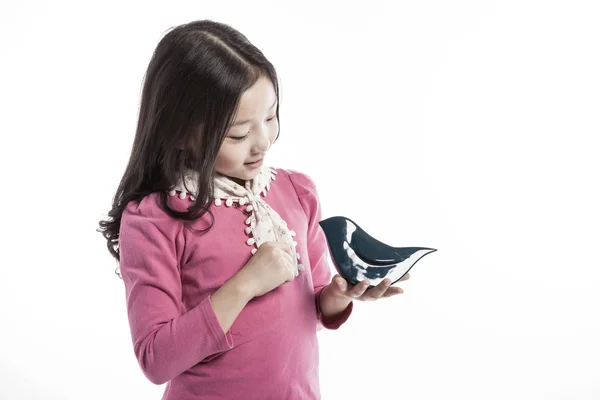 Uma Menina Segurando Pássaro Cerâmica Vestindo Uma Blusa Rosa — Fotografia de Stock