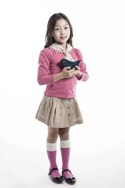 Девушка Держит Керамическую Птицу Розовой Блузке — стоковое фото