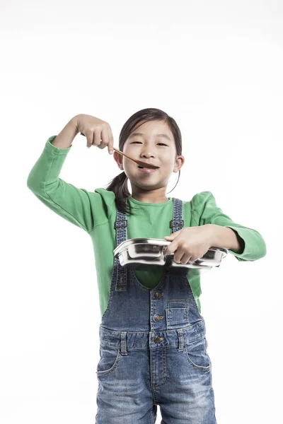 Ασιατικό Χαριτωμένο Κορίτσι Κρατώντας Πινακίδα Και Ξύλινο Κουτάλι — Φωτογραφία Αρχείου