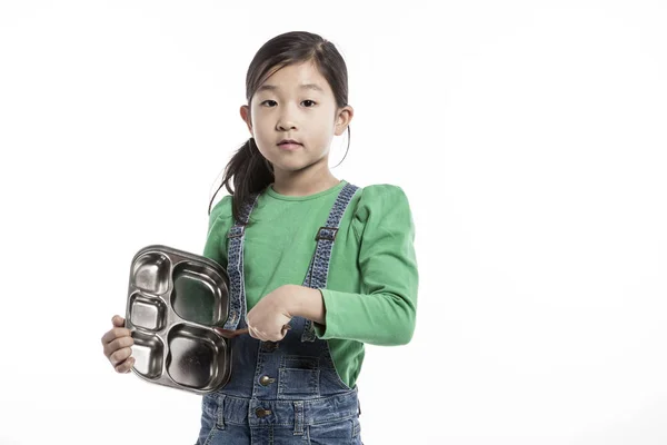 Ασιατικό Χαριτωμένο Κορίτσι Κρατώντας Πινακίδα Και Ξύλινο Κουτάλι — Φωτογραφία Αρχείου