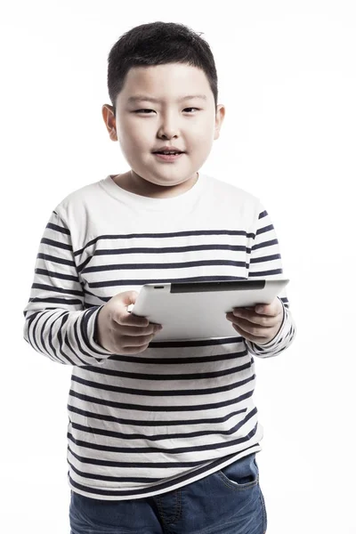 Μικρό Αγόρι Χρησιμοποιώντας Την Έξυπνη Συσκευή — Φωτογραφία Αρχείου