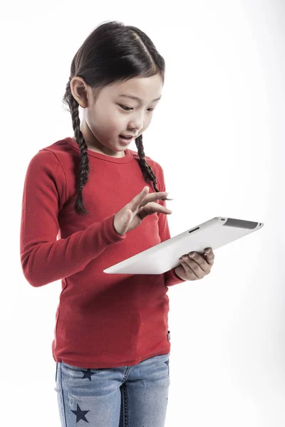 Κοριτσάκι Χρησιμοποιώντας Έξυπνη Συσκευή — Φωτογραφία Αρχείου