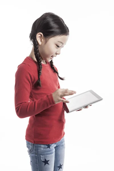 Κοριτσάκι Χρησιμοποιώντας Έξυπνη Συσκευή — Φωτογραφία Αρχείου