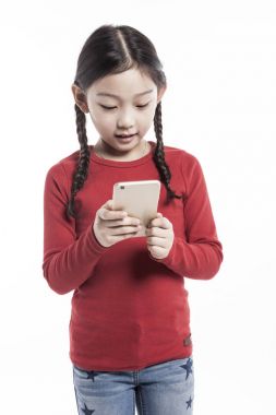 akıllı telefon kullanan küçük kız.
