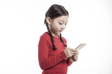 akıllı telefon kullanan küçük kız.