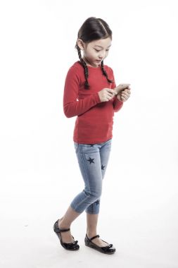 akıllı telefon kullanan küçük kız.