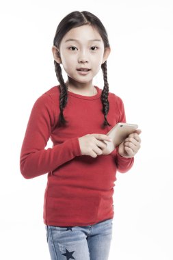 akıllı telefon kullanan küçük kız.