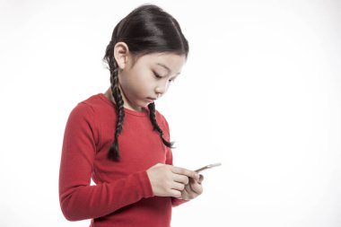 akıllı telefon kullanan küçük kız.