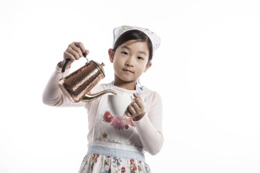 Sevimli kız dökerek kahve.