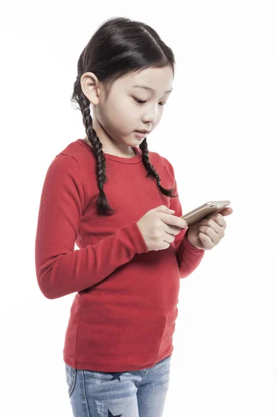 Κοριτσάκι Χρησιμοποιώντας Έξυπνο Τηλέφωνο — Φωτογραφία Αρχείου