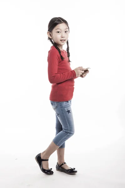 スマート フォンを使用して小さな女の子 — ストック写真