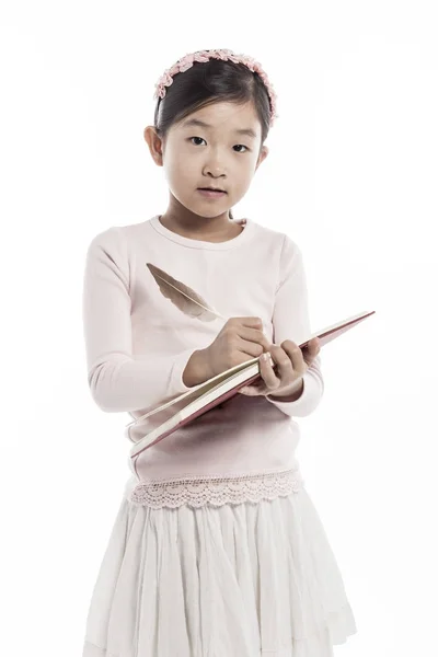 Menina Segurando Livro Com Panela Penas Enquanto Estava Estúdio Isolado — Fotografia de Stock