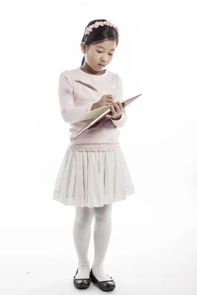 Kislány Könyvet Toll Pan Állva Stúdióban Elszigetelt Fehér Background — Stock Fotó
