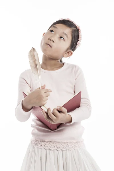 Κοριτσάκι Που Κρατάει Ένα Βιβλίο Φτερό Τηγάνι Ενώ Στέκεται Στο — Φωτογραφία Αρχείου