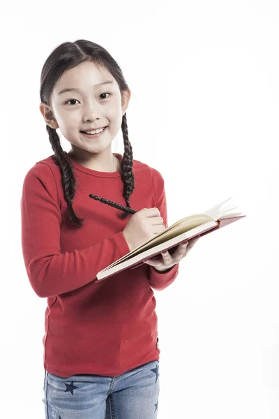 Little Girl Gazdaság Egy Könyvet Állva Stúdióban Elszigetelt Fehér Background — Stock Fotó