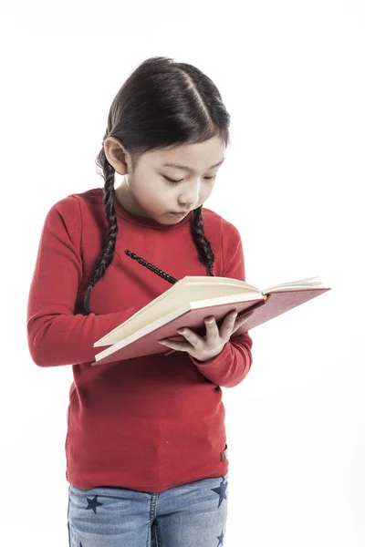 Μικρό Κορίτσι Που Κρατά Ένα Βιβλίο Ενώ Στέκεται Στο Στούντιο — Φωτογραφία Αρχείου