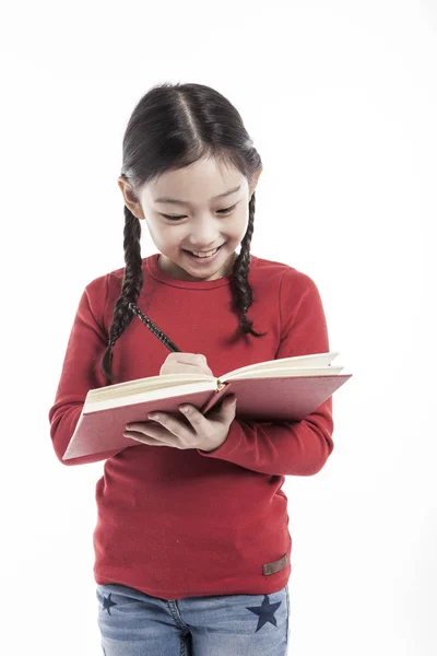 Menina Segurando Livro Enquanto Estava Estúdio Isolado Fundo Branco — Fotografia de Stock