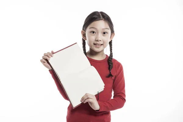 Маленькая Девочка Держит Книгу Стоя Студии Изолированные Белом Фоне — стоковое фото