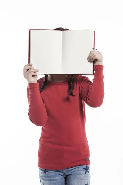 Meisje Een Boek Terwijl Staande Houden Studio Geïsoleerd Witte Achtergrond — Stockfoto
