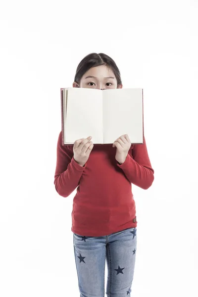 Bambina Che Tiene Libro Piedi Studio Isolata Sfondo Bianco — Foto Stock