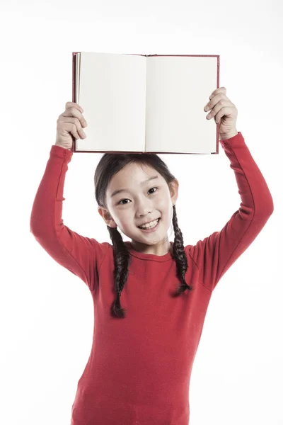 Menina Segurando Livro Enquanto Estava Estúdio Isolado Fundo Branco — Fotografia de Stock