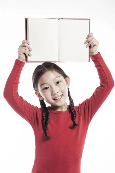 Bambina Che Tiene Libro Piedi Studio Isolata Sfondo Bianco — Foto Stock