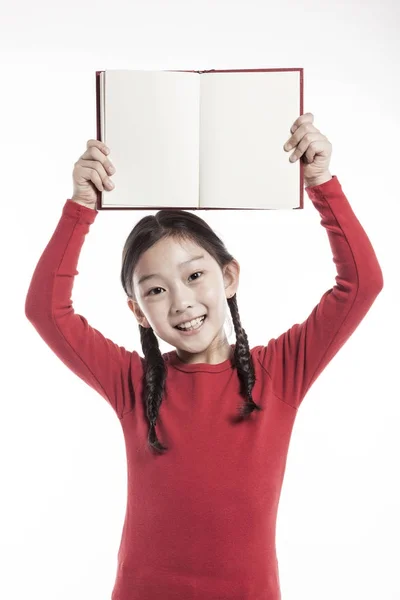 Menina Segurando Livro Enquanto Estava Estúdio Isolado Fundo Branco — Fotografia de Stock