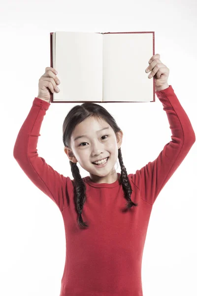 Menina Segurando Livro Enquanto Estava Estúdio Isolado Fundo Branco — Fotografia de Stock