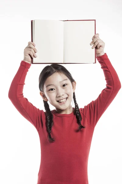 Liten Flicka Som Håller Bok Stående Studion Isolerad Vit Bakgrund — Stockfoto