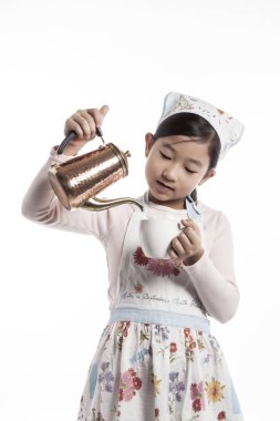 şirin Asyalı kız bir fincan içine çay dökün