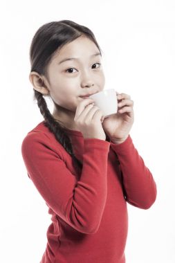 bir bardak tutan şirin Asyalı kız.