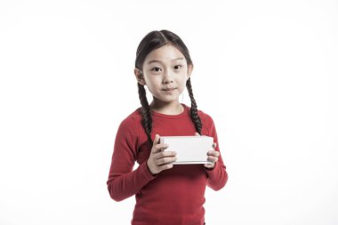 bir beyaz hediye kutusu tutan şirin Asyalı kız.