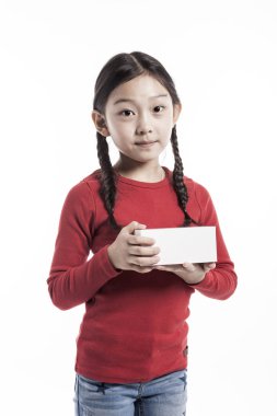 bir beyaz hediye kutusu tutan şirin Asyalı kız.