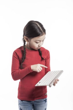 bir klavye tutan şirin Asyalı kız.