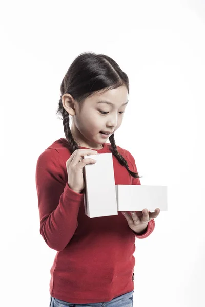 Süße Asiatische Mädchen Mit Einem Weißen Geschenkkarton — Stockfoto