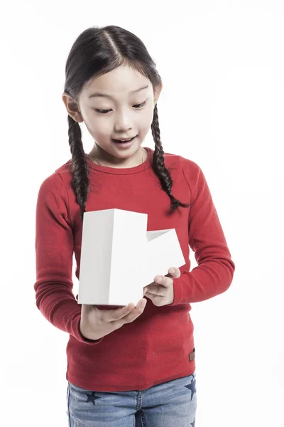 Ασιατικό Χαριτωμένο Κορίτσι Που Κρατά Ένα Κουτί Δώρου Ολόλευκο — Φωτογραφία Αρχείου