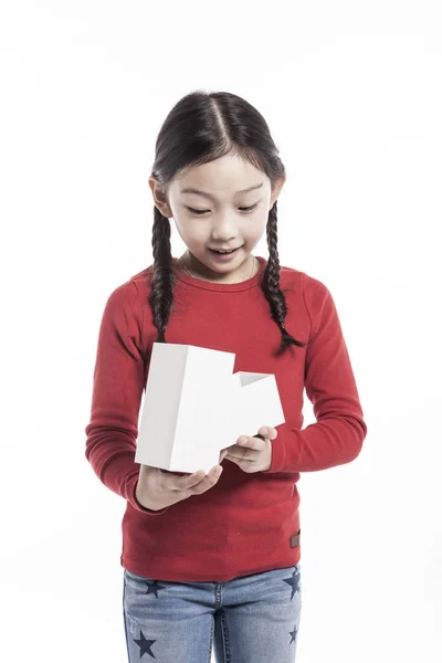 Ασιατικό Χαριτωμένο Κορίτσι Που Κρατά Ένα Κουτί Δώρου Ολόλευκο — Φωτογραφία Αρχείου