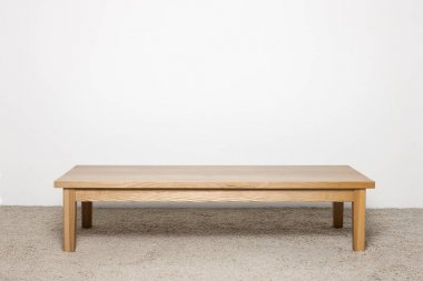 modern ve klasik ahşap masa halı üzerinde.