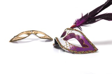 Mor Venedik Maske tüy ve beyaz arka plan üzerinde izole parlak altın maskesi ile.