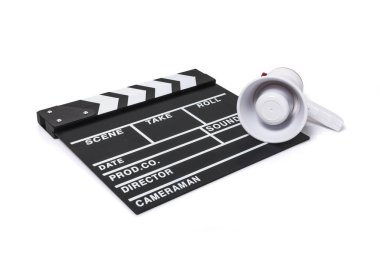 Film clapper ve elektronik megafon beyaz arka plan üzerinde izole.