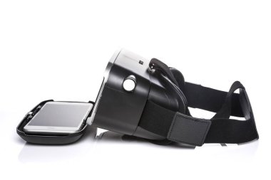 akıllı telefon izole beyaz arka plan üzerinde siyah sanal reality(Vr) kask açıldı