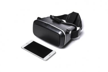 akıllı telefon izole beyaz arka plan üzerinde siyah sanal reality(Vr) kask