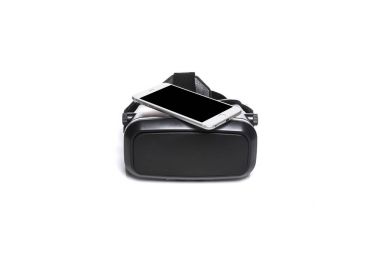 akıllı telefon izole beyaz arka plan üzerinde siyah sanal reality(Vr) kask