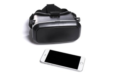 akıllı telefon izole beyaz arka plan üzerinde siyah sanal reality(Vr) kask
