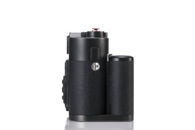 Beyaz arka planda siyah Rf kamera.