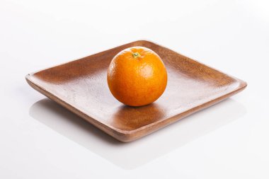 Beyaz arkaplanda taze turuncu.