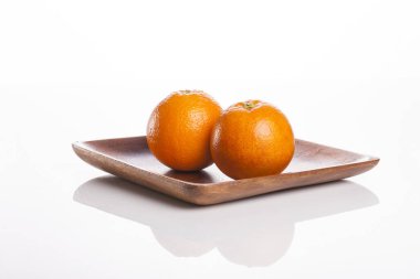 Beyaz arkaplanda taze turuncu.