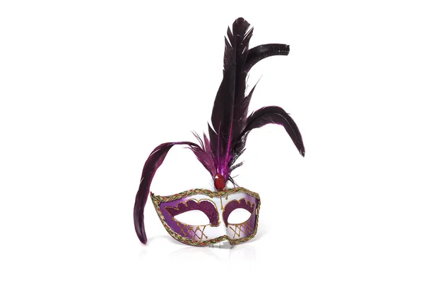 Máscara Veneciana Púrpura Con Pluma Aislada Sobre Fondo Blanco —  Fotos de Stock