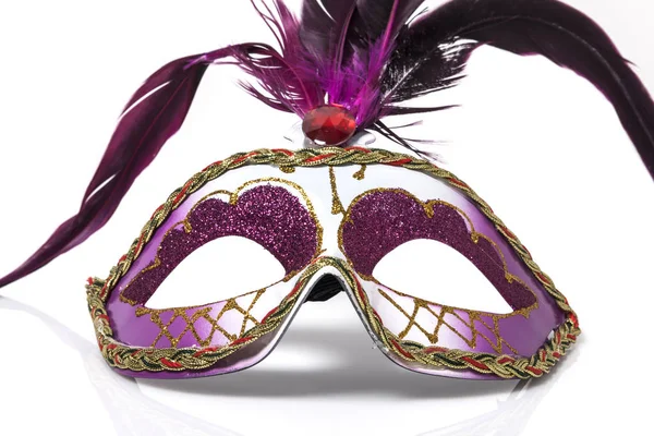 Lila Venezianische Maske Mit Feder Auf Weißem Hintergrund — Stockfoto